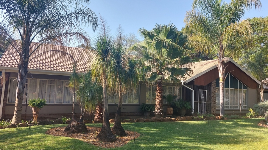 5 Bedroom Property for Sale in Protea Park North West